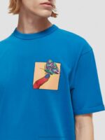 άνδρες T-shirt με οργανικά έργα τέχνης με χαλαρή εφαρμογή μπλε της ίριδας 0J8D360 είδη ένδυσης Scotch & Soda - Image 4