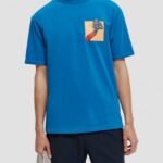 άνδρες T-shirt με οργανικά έργα τέχνης με χαλαρή εφαρμογή μπλε της ίριδας 0J8D360 είδη ένδυσης Scotch & Soda